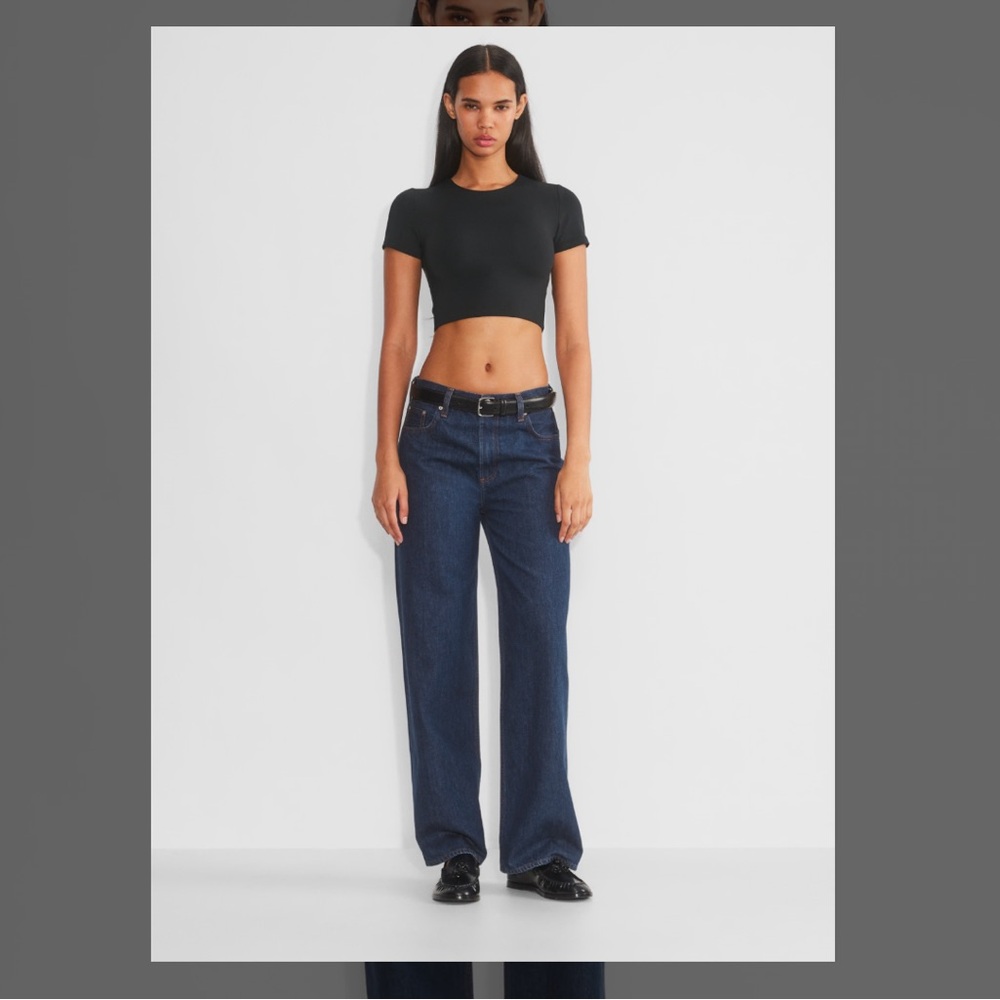 Aritzia Babaton Contour Black Cropped T-shirt Medium Crew Neck Short Sleeve